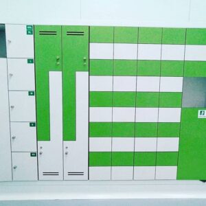 Taquillas y casilleros de color verde para vestuario de salas blancas